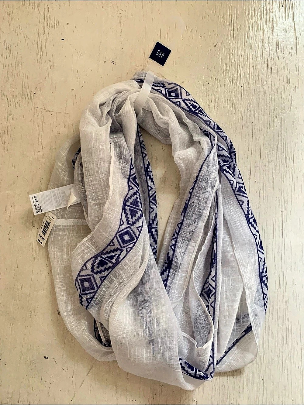 Gap Geometric Infinity Scarf in White & Blue NWT!